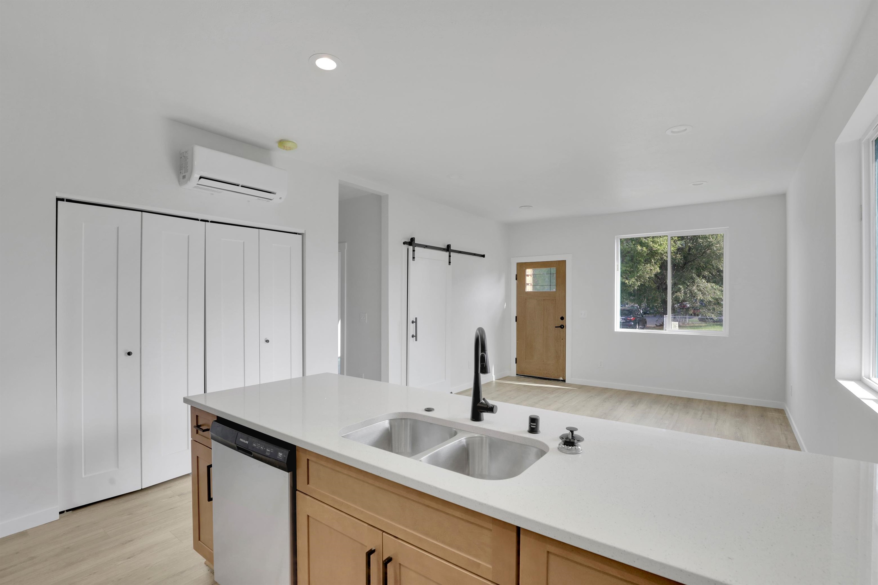 1733 East Lacrosse Avenue Spokane, WA 99207 - Photo 10 of 36