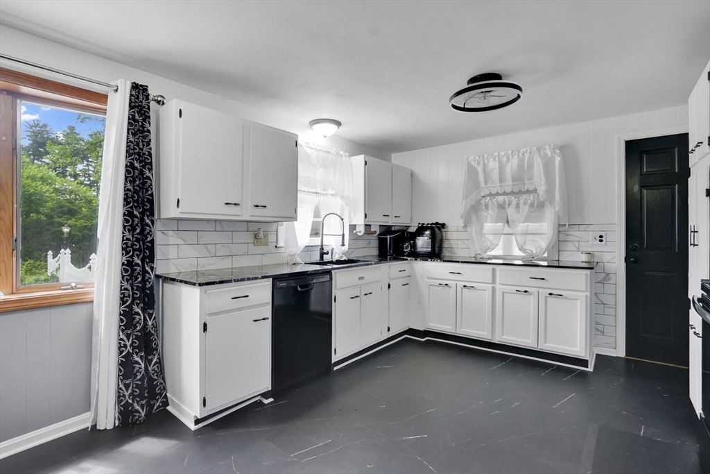 135 Bulat Drive Springfield, MA 01129 - Photo 11 of 42