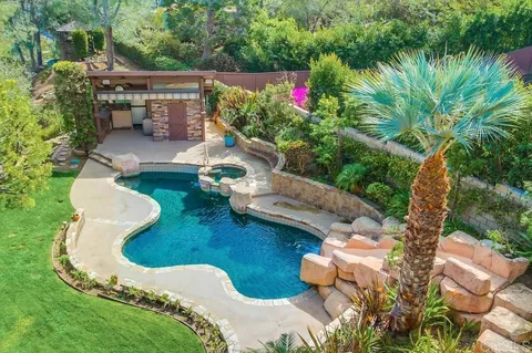 a view of yard with green space