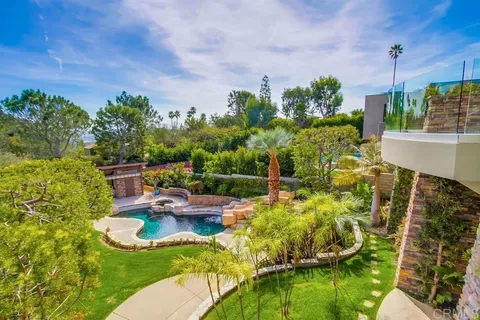 a view of yard with tree