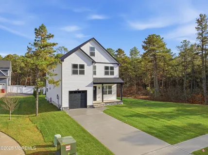 a view of a yard in front of house