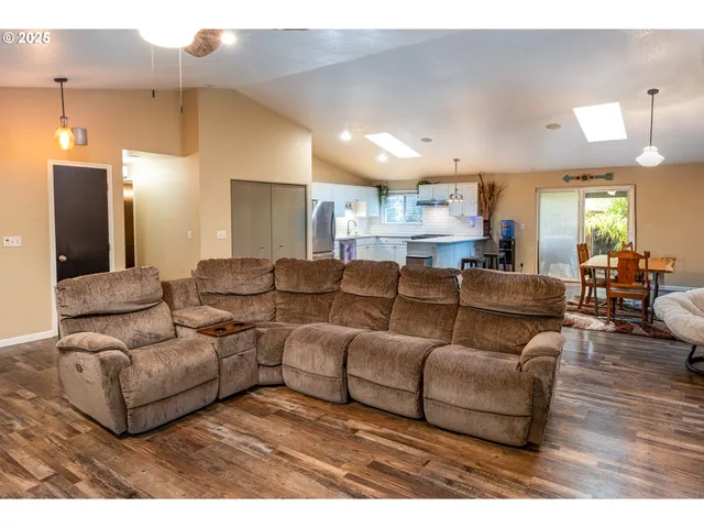 $489,000 | 3565 Castrey Street, Eugene, OR 97404