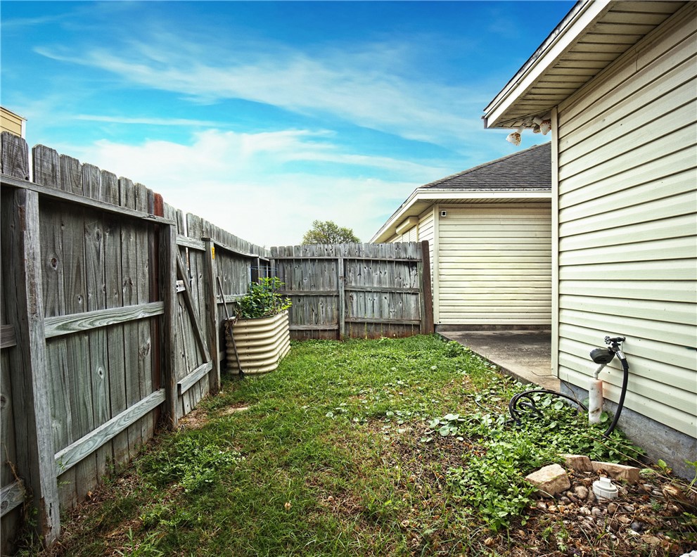 7251 Prairie Drive, Unit 6 Corpus Christi, TX 78413 - Photo 27 of 28 a view of a back yard of the house