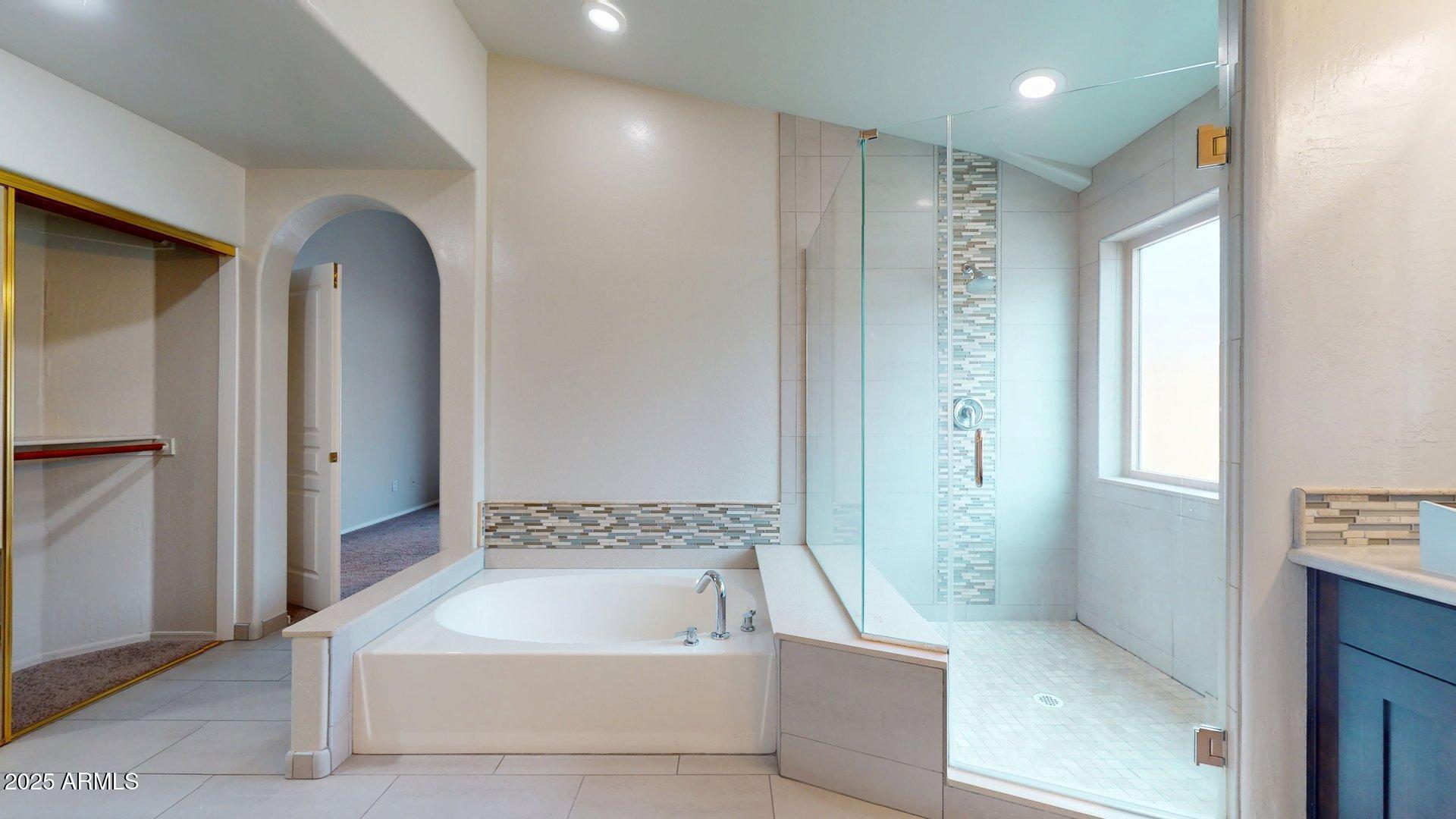 6510 South Hazelton Lane, Unit 142 Tempe, AZ 85283 - Photo 28 of 49 a bathroom with a bathtub and a sink