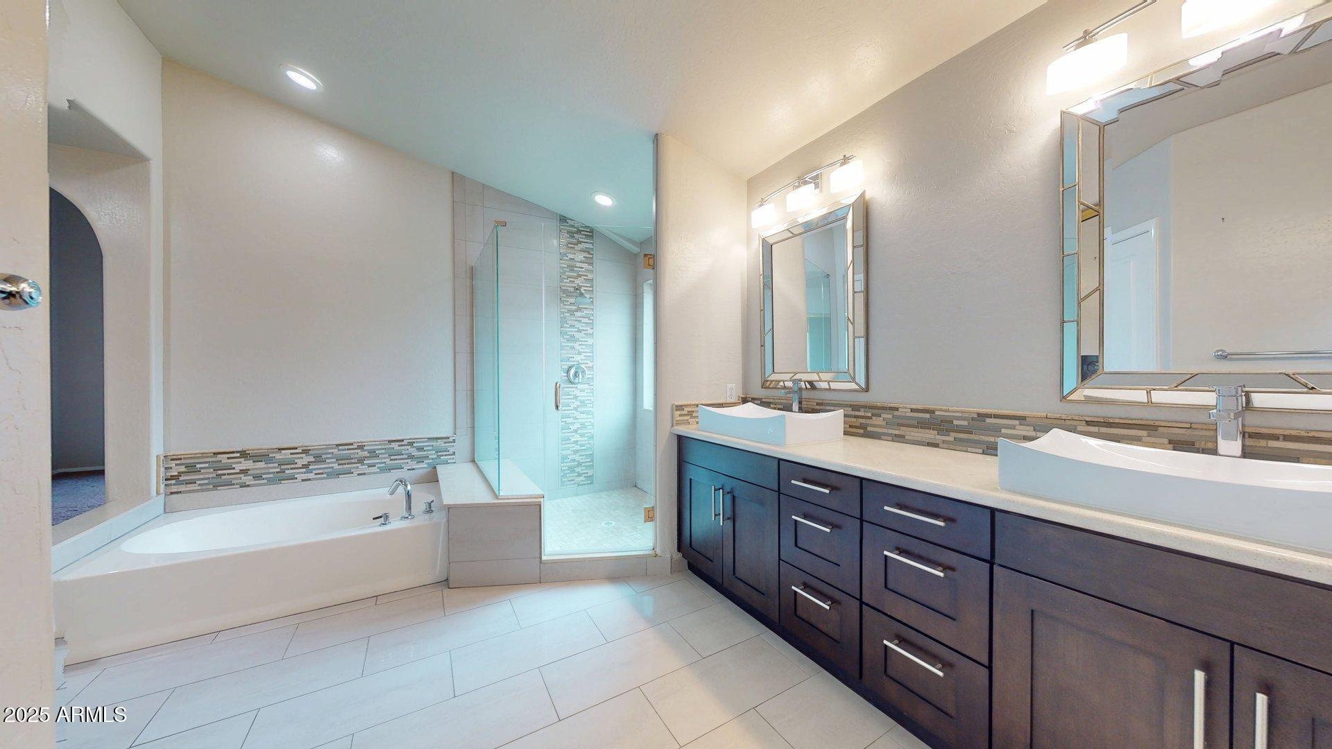 6510 South Hazelton Lane, Unit 142 Tempe, AZ 85283 - Photo 30 of 49 a spacious bathroom with a bathtub sink and mirror