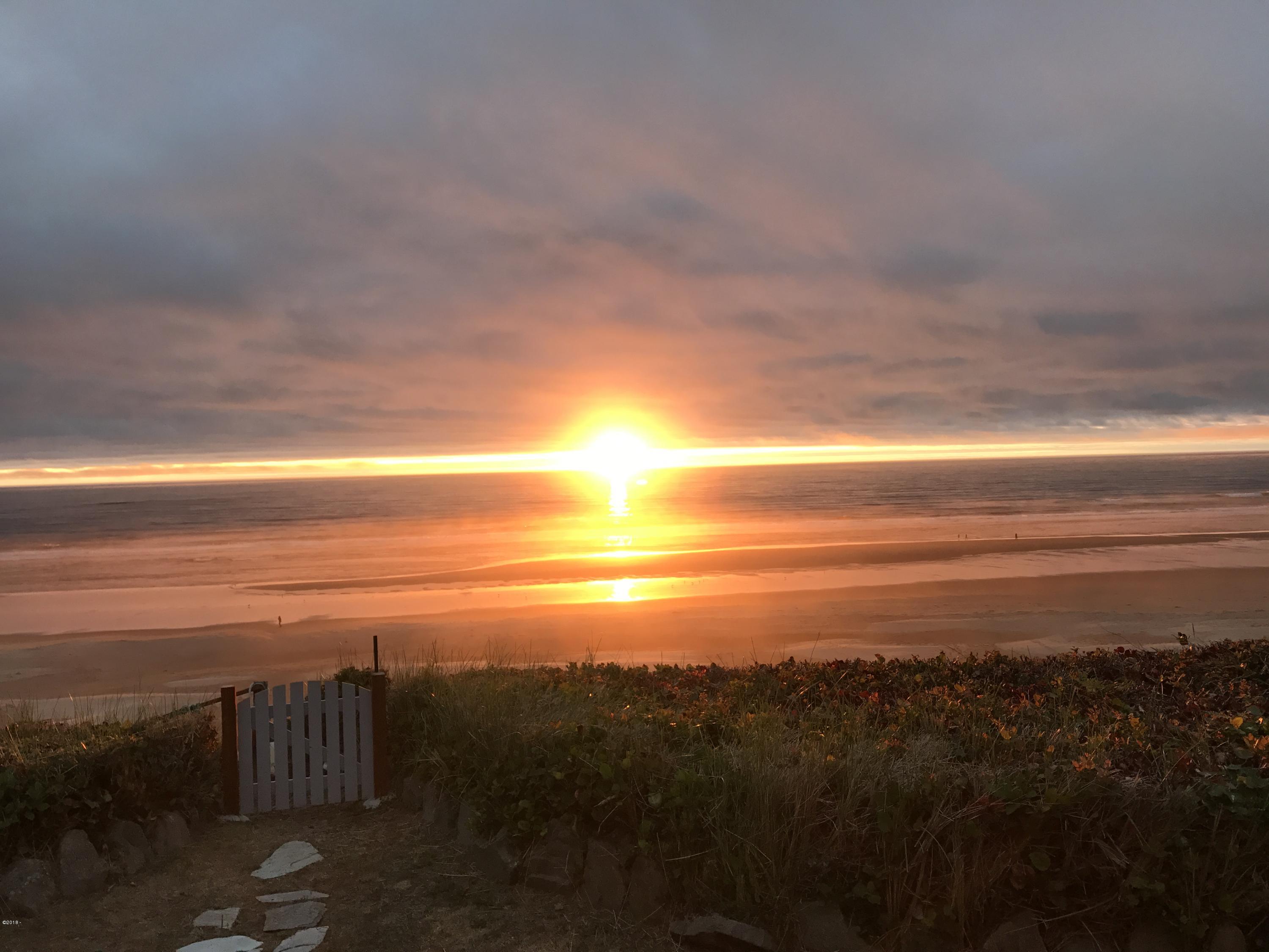 1032 Southwest Mark Street Newport, OR 97365 - Photo 36 of 37 Sunset
