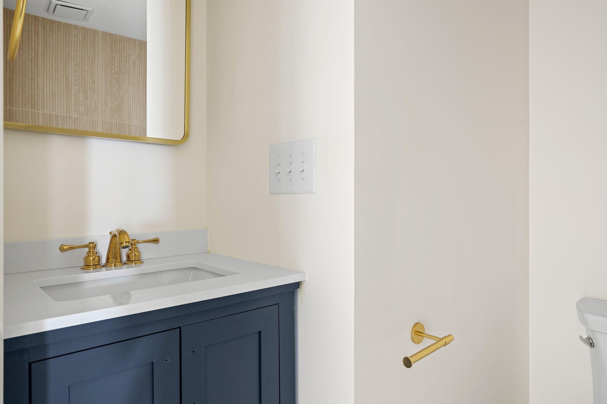 36 Isabella Street Charleston, SC 29403 - Photo 11 of 18 Full Bathroom