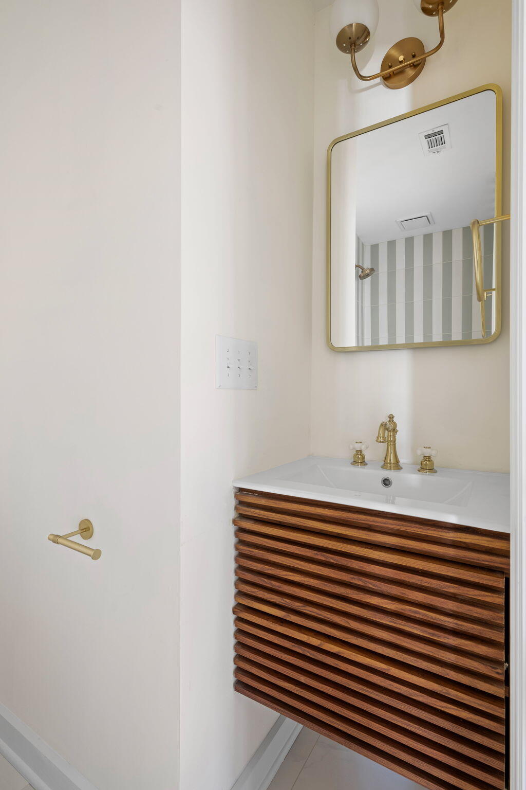 36 Isabella Street Charleston, SC 29403 - Photo 13 of 18 Bathroom 2