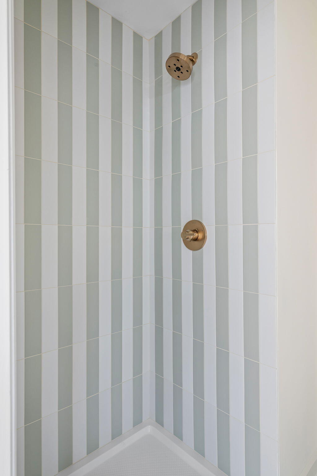 36 Isabella Street Charleston, SC 29403 - Photo 10 of 18 Shower