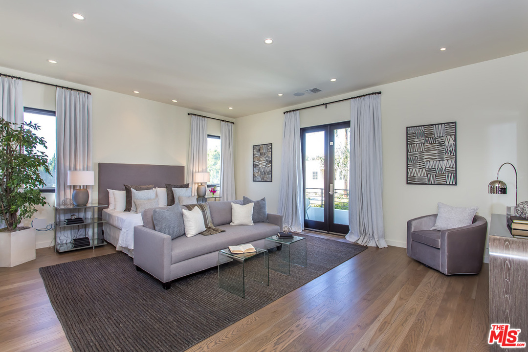 6533 Colgate Avenue Los Angeles, CA 90048 - Photo 15 of 19 a living room with furniture potted plant and a window