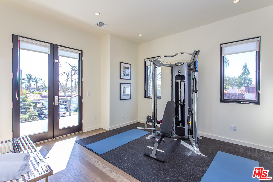 6533 Colgate Avenue Los Angeles, CA 90048 - Photo 17 of 19 a view of a room with gym equipment