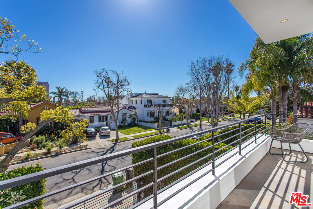 6533 Colgate Avenue Los Angeles, CA 90048 - Photo 18 of 19 a view of a balcony with chairs