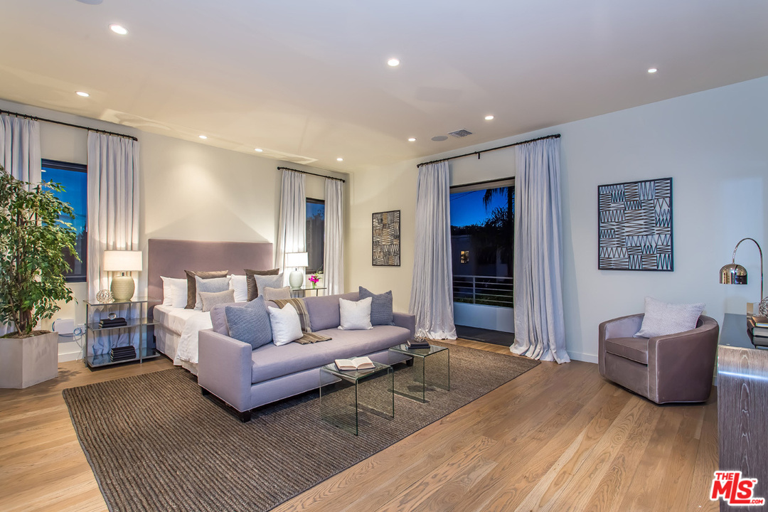6533 Colgate Avenue Los Angeles, CA 90048 - Photo 6 of 19 a living room with furniture and a couch