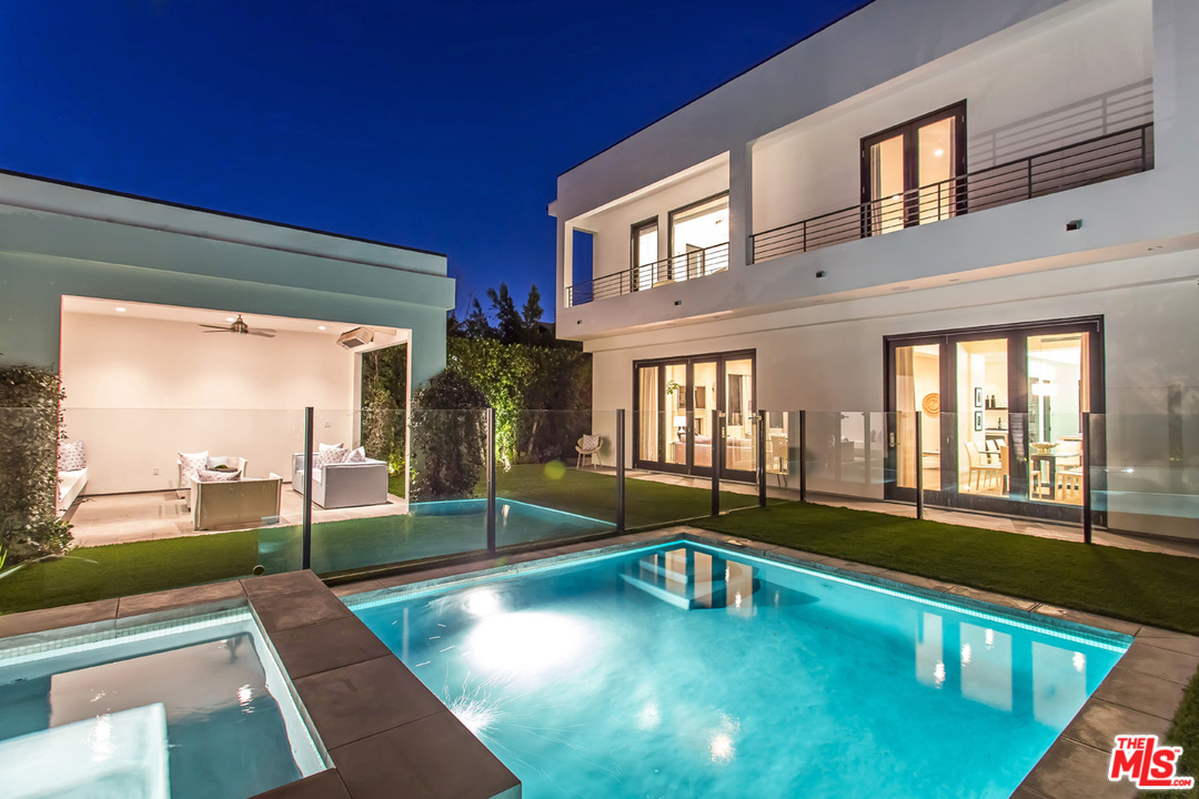 6533 Colgate Avenue Los Angeles, CA 90048 - Photo 8 of 19 a swimming pool view with a outdoor space