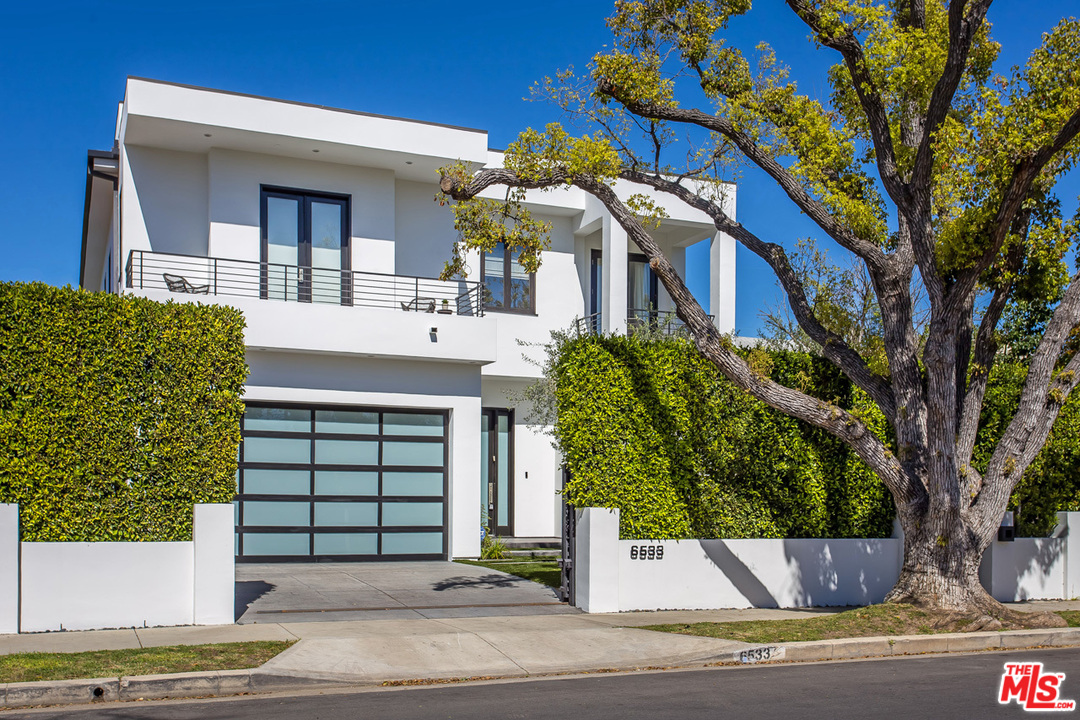 6533 Colgate Avenue Los Angeles, CA 90048 - Photo 9 of 19 a front view of a house