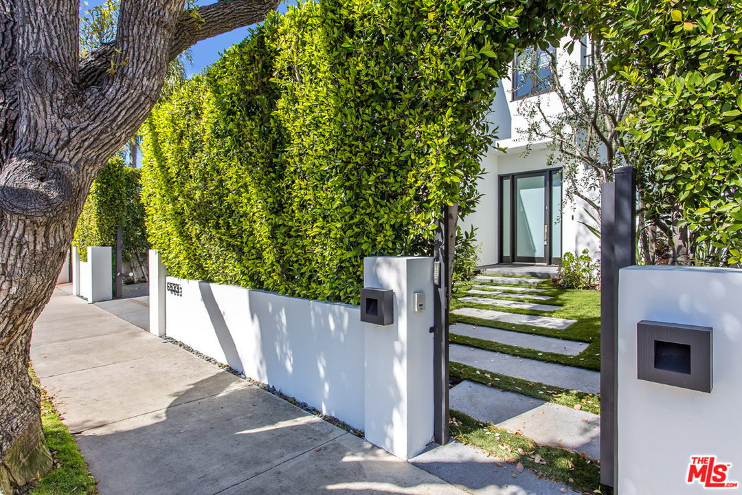 6533 Colgate Avenue Los Angeles, CA 90048 - Photo 10 of 19 a view of outdoor space and yard