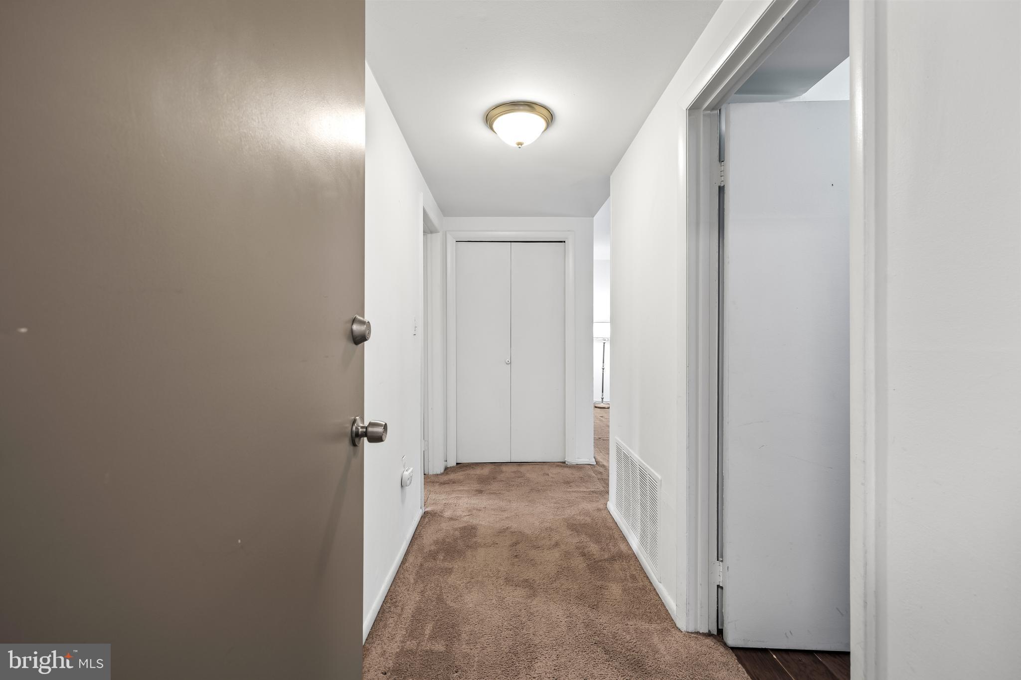 19 Hamill Road, Unit 19E Baltimore, MD 21210 - Photo 3 of 33 Entrance hall
