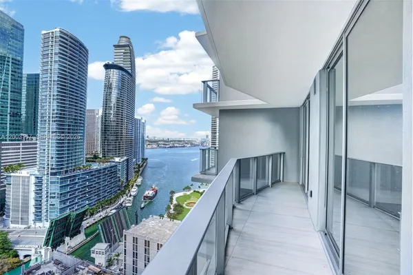 $5,500 | 77 Southeast 5th Street, Unit 2705, Miami, FL 33131