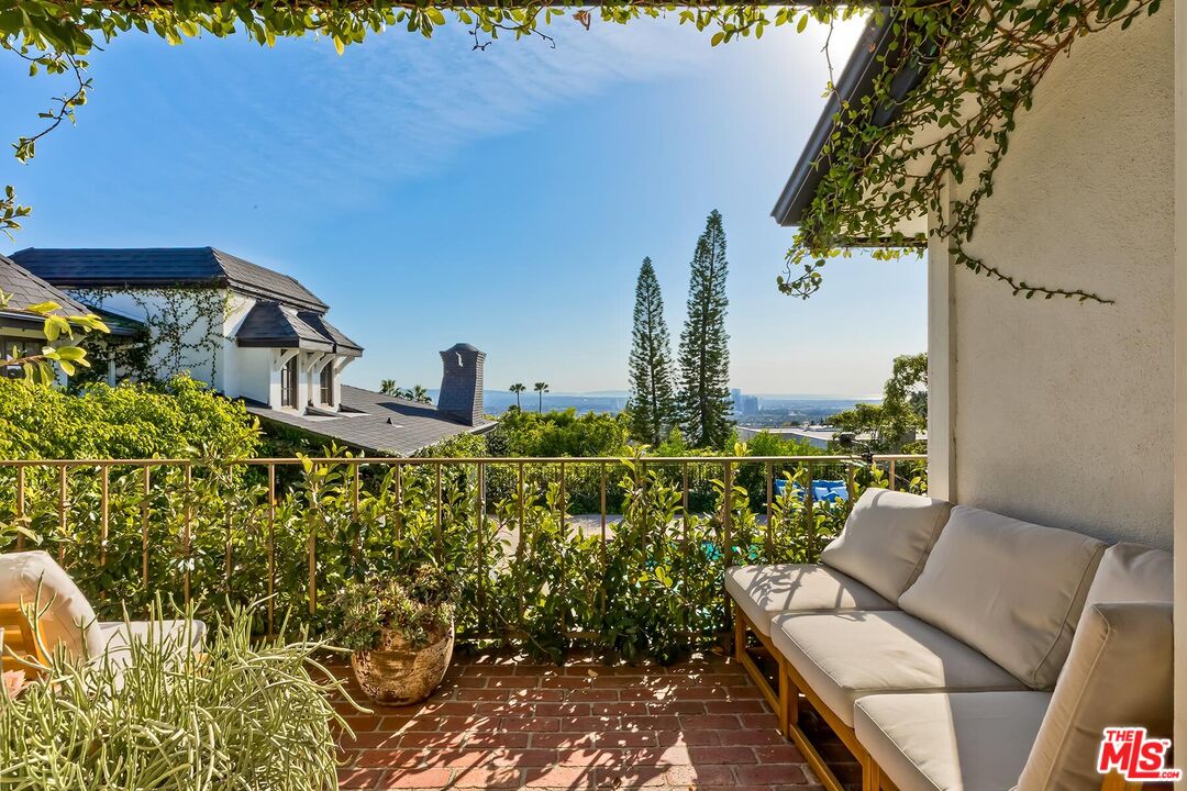 1075 Wallace Ridge Beverly Hills, CA 90210 - Photo 20 of 46