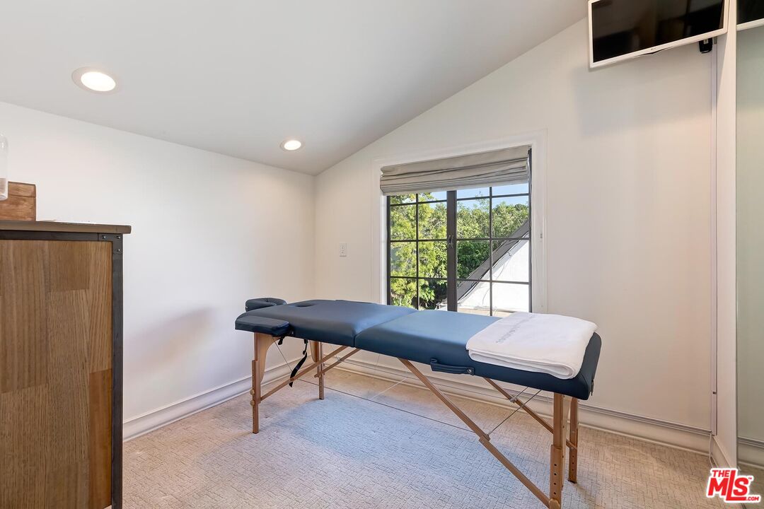 1075 Wallace Ridge Beverly Hills, CA 90210 - Photo 23 of 46