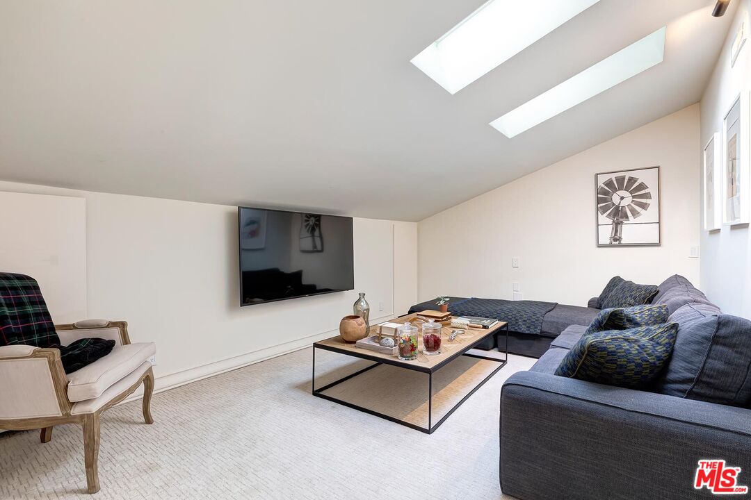 1075 Wallace Ridge Beverly Hills, CA 90210 - Photo 31 of 46