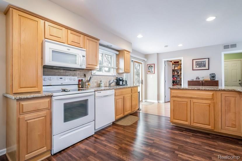 843 Castlebar Drive Rochester, MI 48309 - Photo 8 of 34 008-Kitchen-5573619-small.jpg