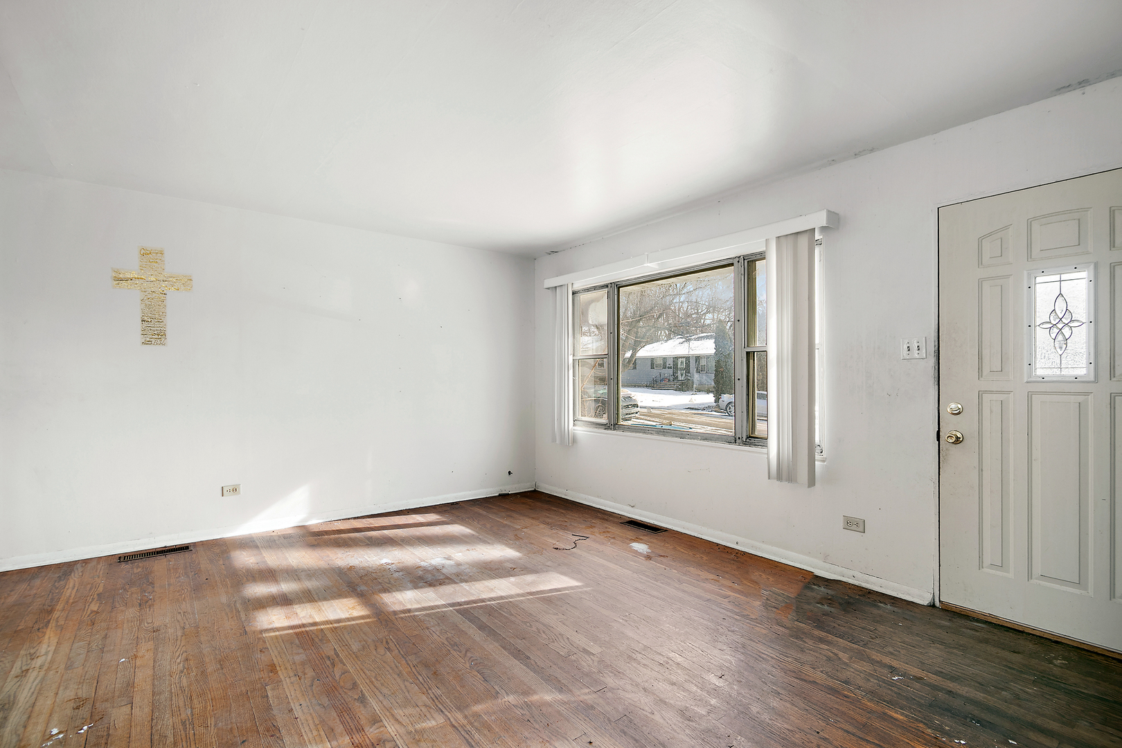 1869 Summit Avenue Kankakee, IL 60901 - Photo 9 of 13 an empty room with wooden floor and windows