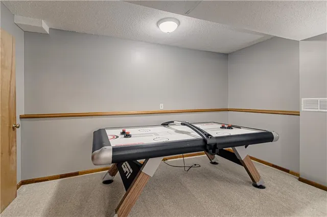 $295,000 | 8718 Golden Lane, De Soto, KS 66018