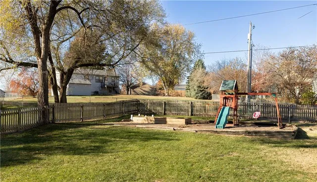 $295,000 | 8718 Golden Lane, De Soto, KS 66018