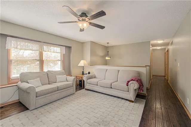 $295,000 | 8718 Golden Lane, De Soto, KS 66018