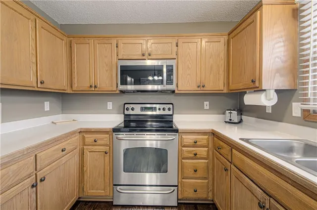 $295,000 | 8718 Golden Lane, De Soto, KS 66018