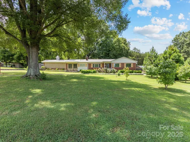 a view of an house with a big yard