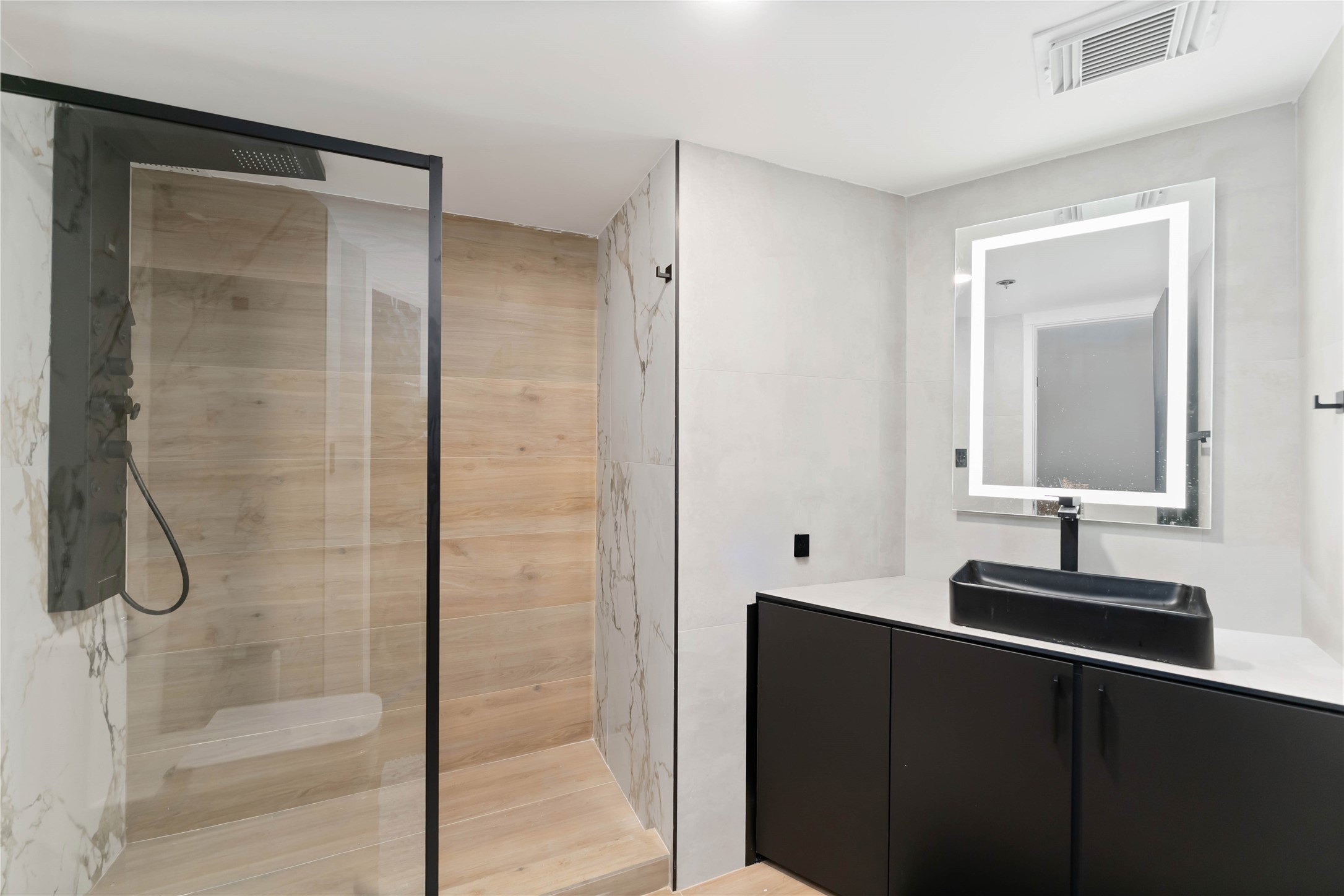 3525 Sage Road, Unit 1213 Houston, TX 77056 - Photo 11 of 16 2nd Bathroom