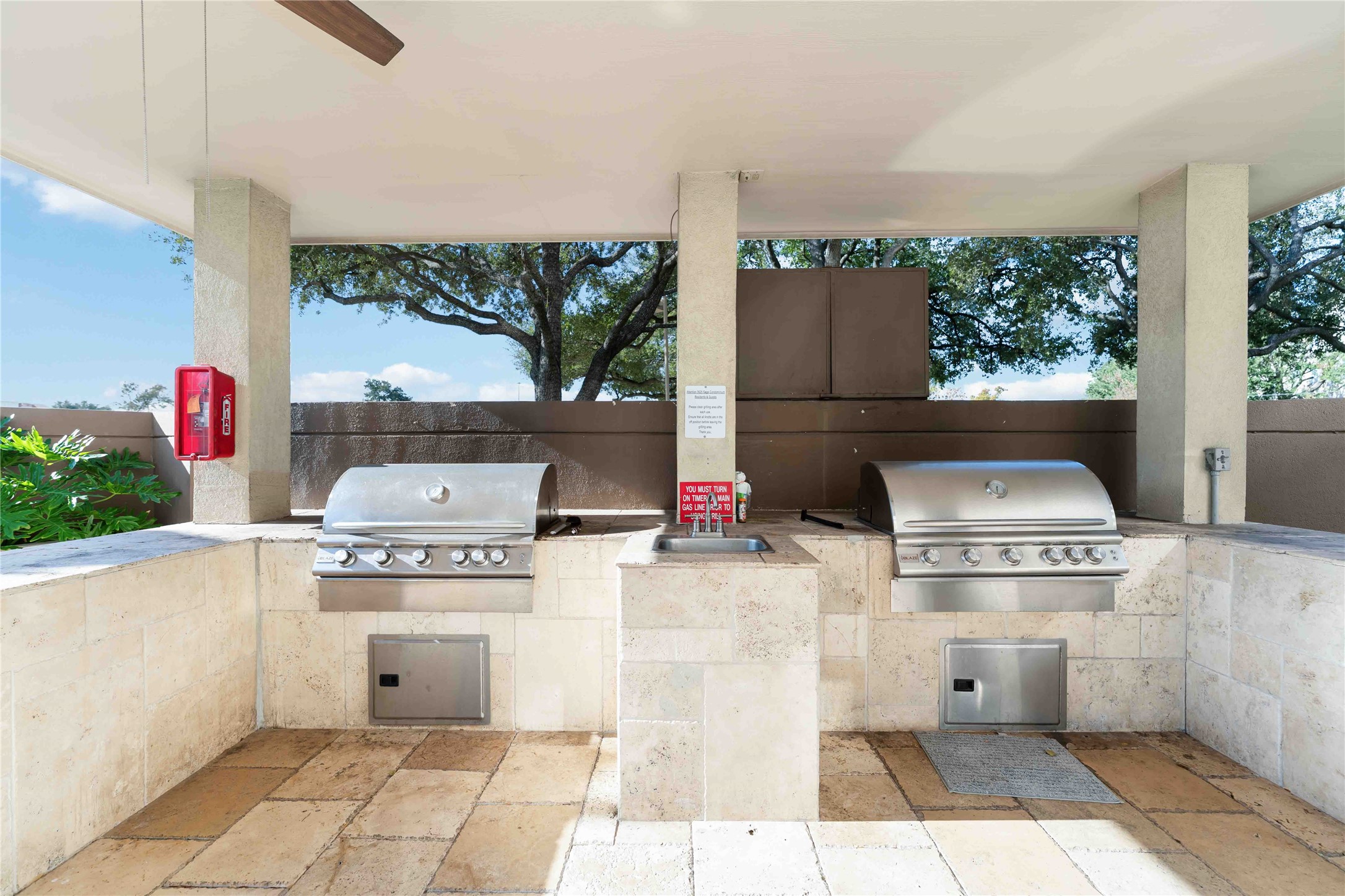 3525 Sage Road, Unit 1213 Houston, TX 77056 - Photo 14 of 16 Grill Area