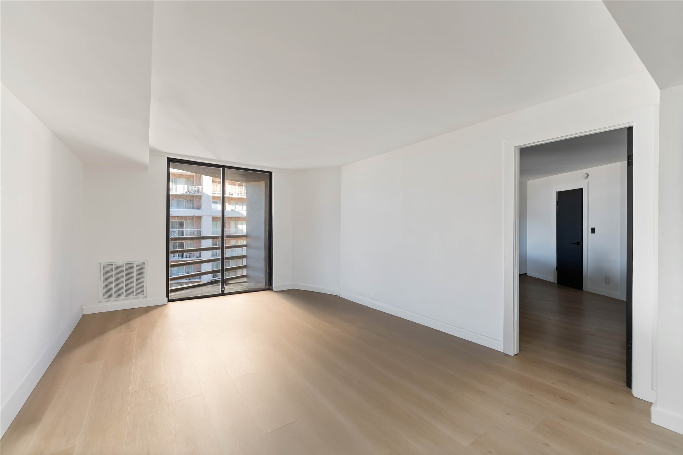 3525 Sage Road, Unit 1213 Houston, TX 77056 - Photo 9 of 16 Primary Bedroom