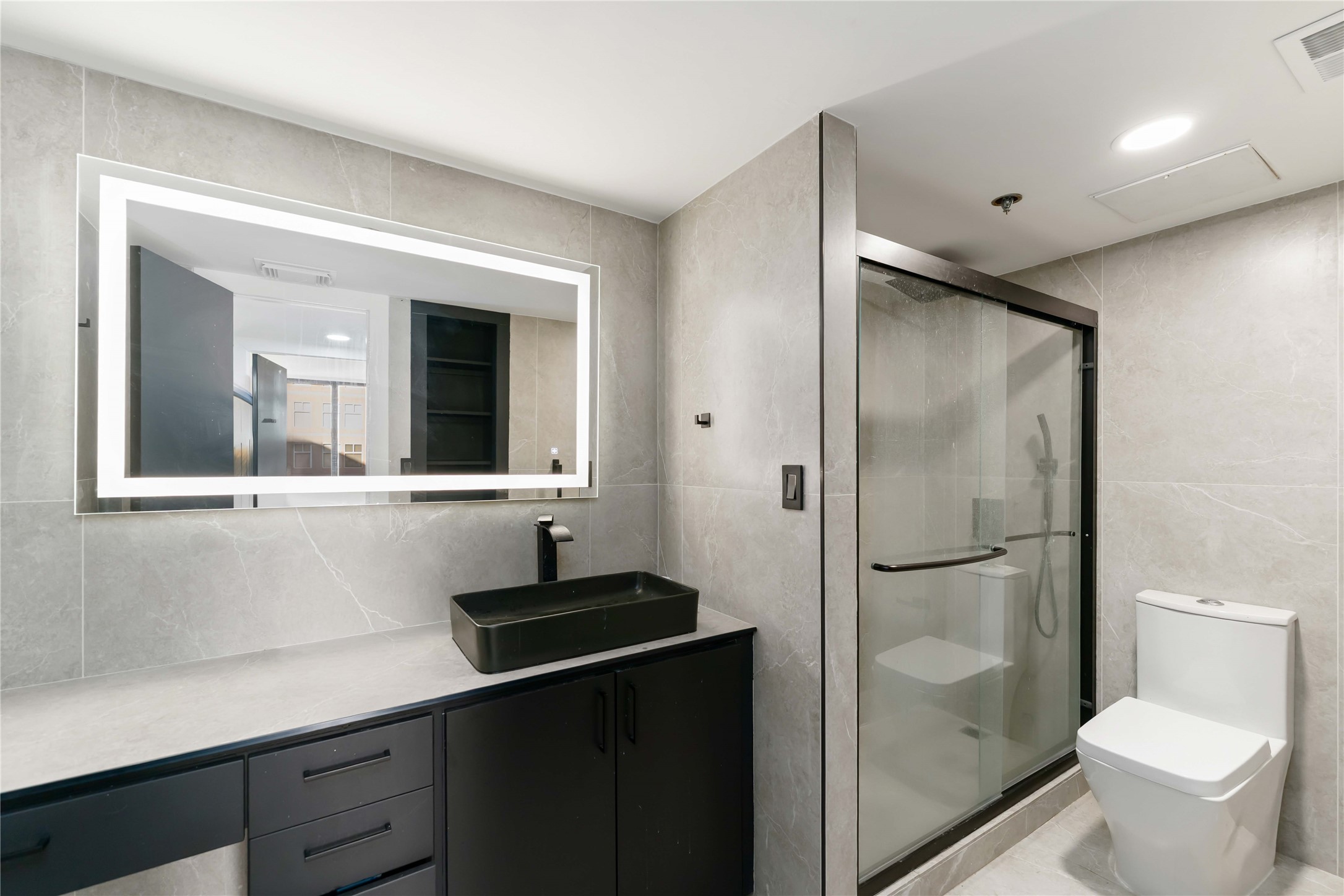 3525 Sage Road, Unit 1213 Houston, TX 77056 - Photo 10 of 16 Primary Bathroom