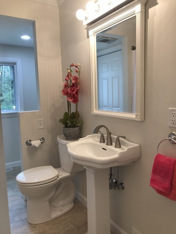 46 Washington Road Northborough, MA 01532 - Photo 4 of 29 Gallery Image 4