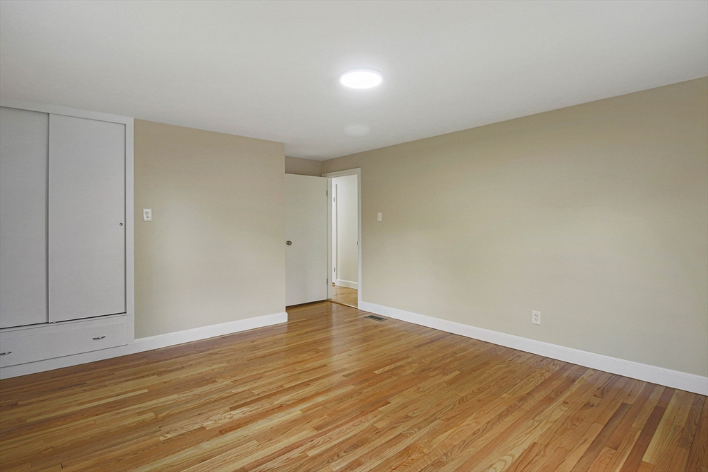 437 Salisbury Street Worcester, MA 01609 - Photo 8 of 23