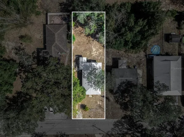 a view of a back yard