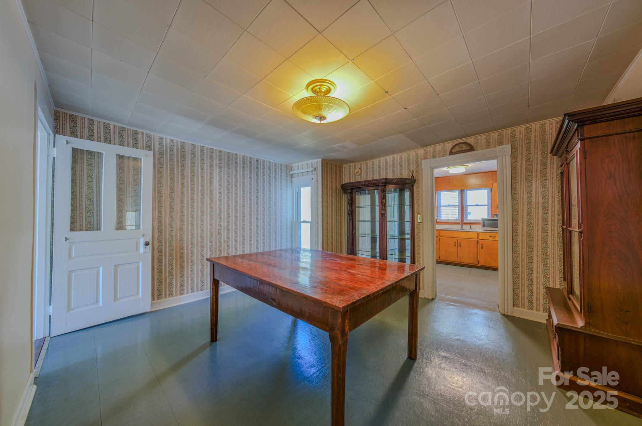 7 Noble Road Fairview, NC 28730 - Photo 35 of 44 a room with furniture and window