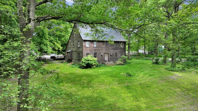 a view of a back yard