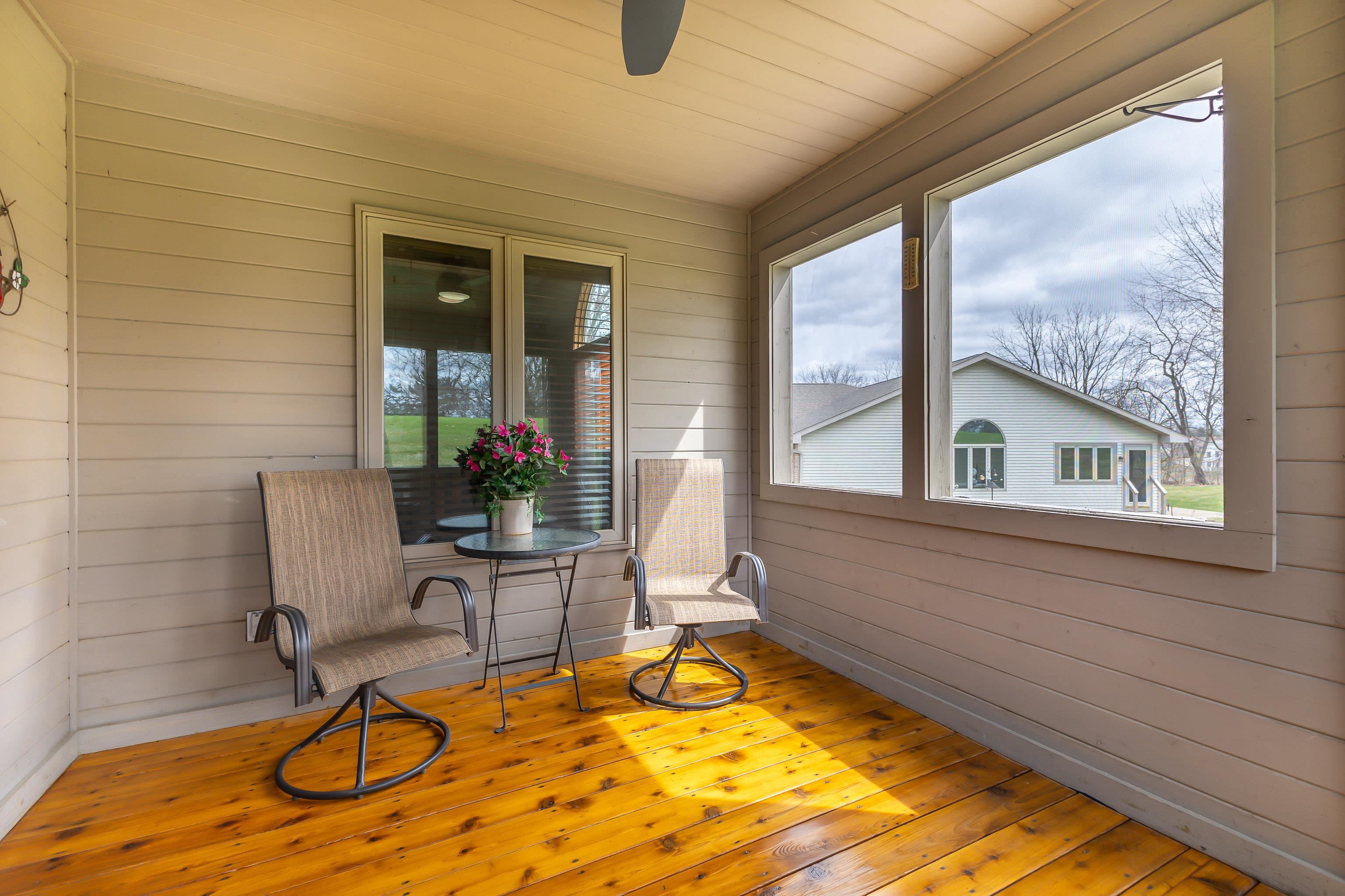 825 Shadow Bluff Drive Galena, IL 61036 - Photo 14 of 37 a view of a living room filled with furniture