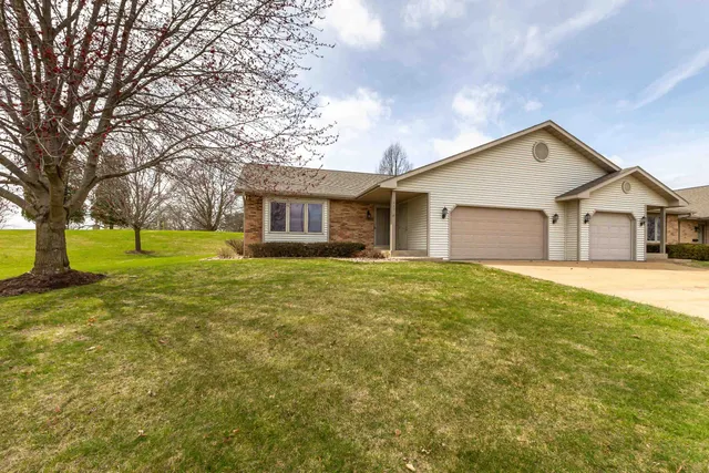 $329,900 | 825 Shadow Bluff Drive, Galena, IL 61036