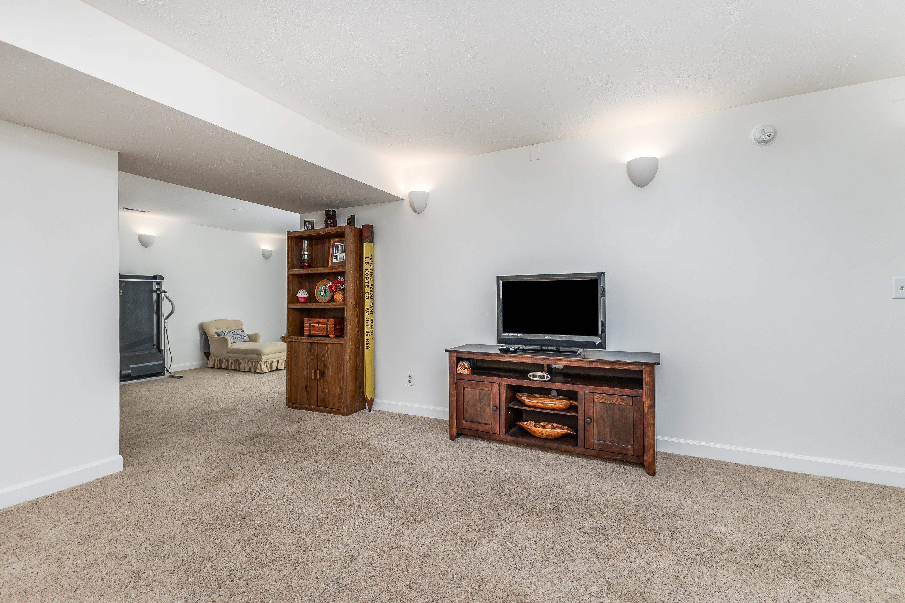 825 Shadow Bluff Drive Galena, IL 61036 - Photo 26 of 37 a view of a livingroom with furniture