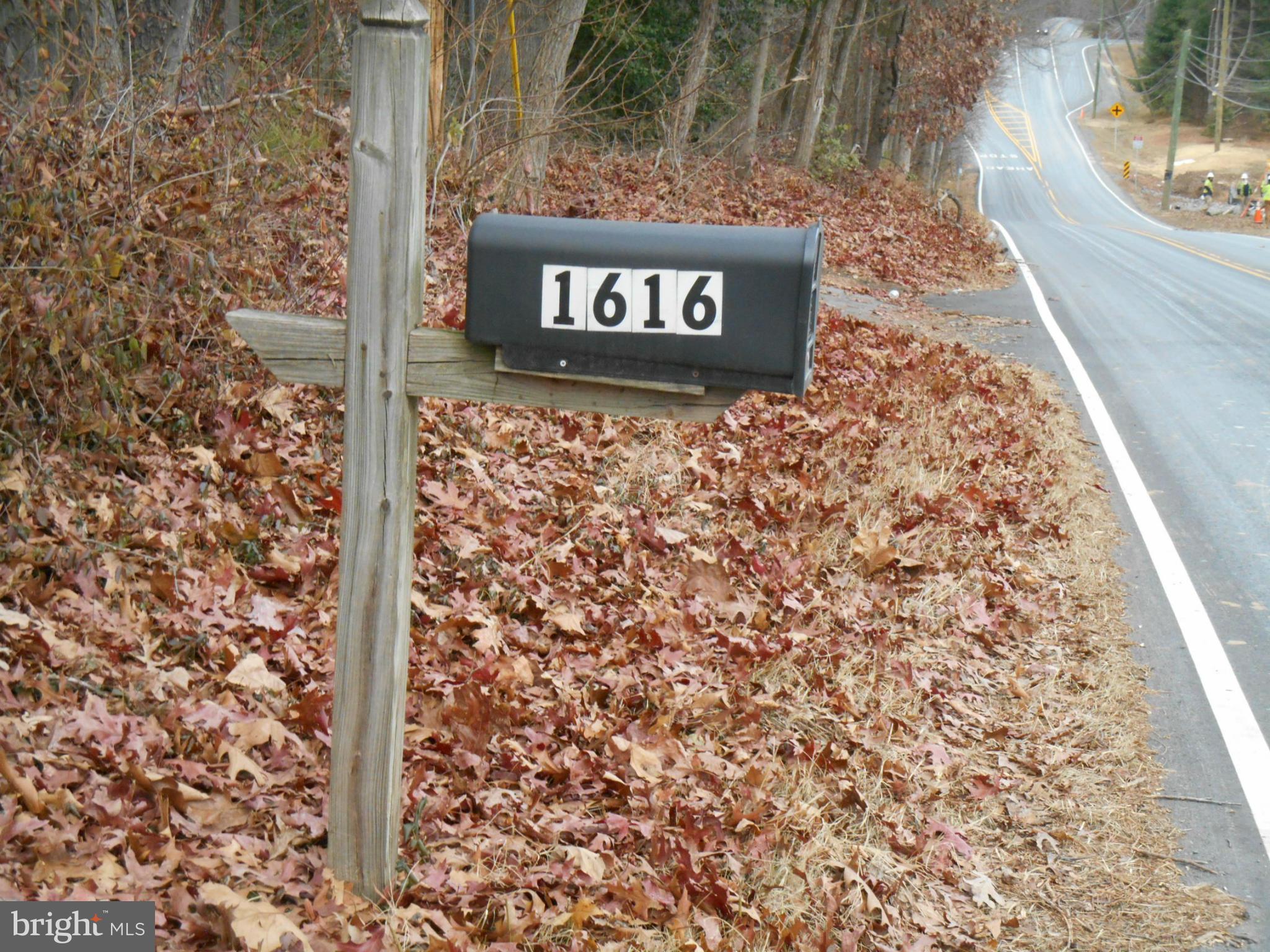 1616 Hunter Mill Rd with two driveway entrances