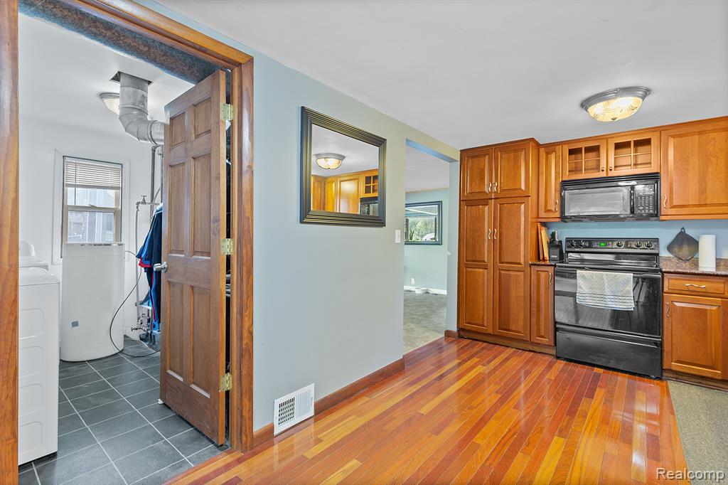 1305 Rochester Road Leonard, MI 48367 - Photo 17 of 37