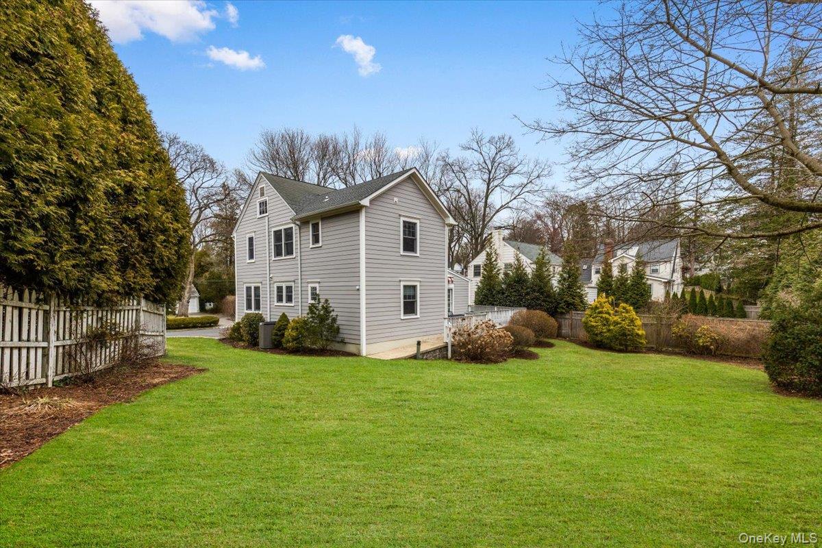 12 Robin Hill Road Scarsdale, NY 10583 - Photo 24 of 28