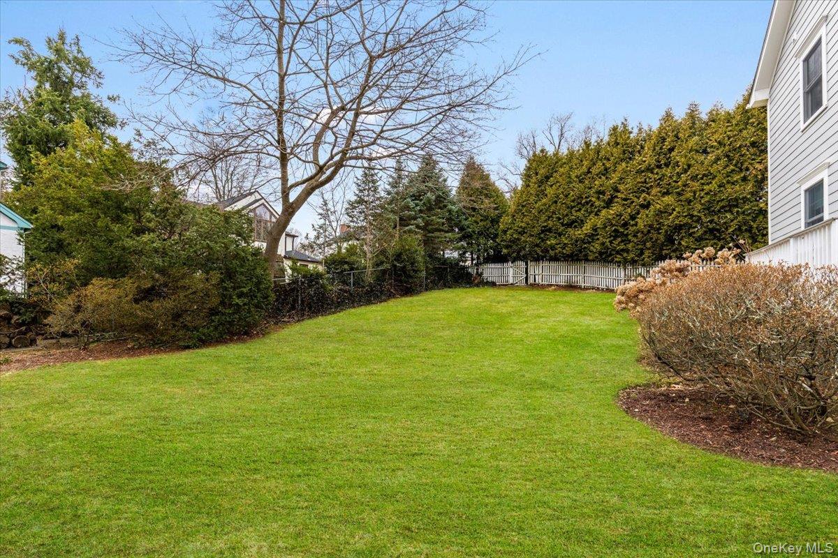 12 Robin Hill Road Scarsdale, NY 10583 - Photo 25 of 28