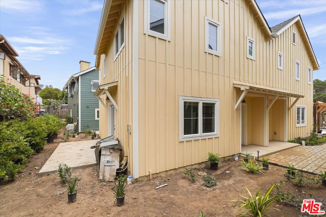 1317 Punta Gorda Street, Unit 4 Santa Barbara, CA 93103 - Photo 27 of 70 a front view of a house with a yard
