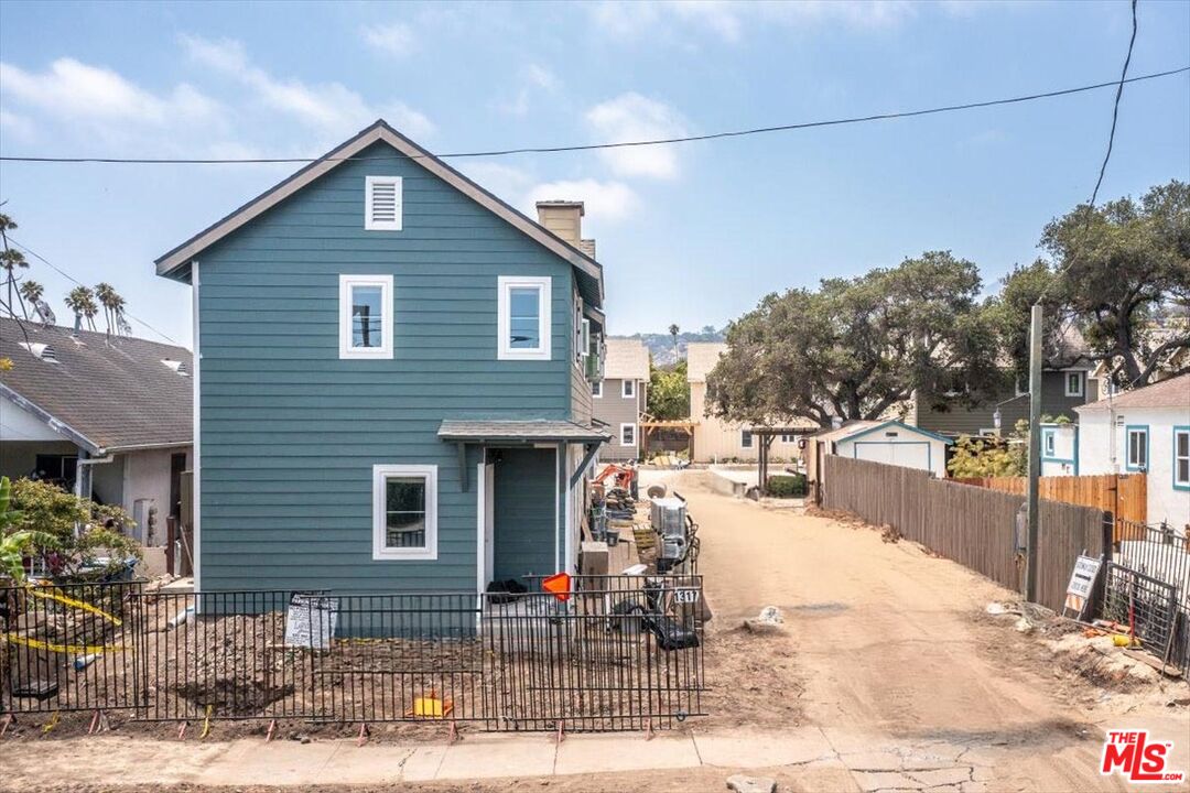 1317 Punta Gorda Street, Unit 4 Santa Barbara, CA 93103 - Photo 41 of 70 a view of a house with a patio